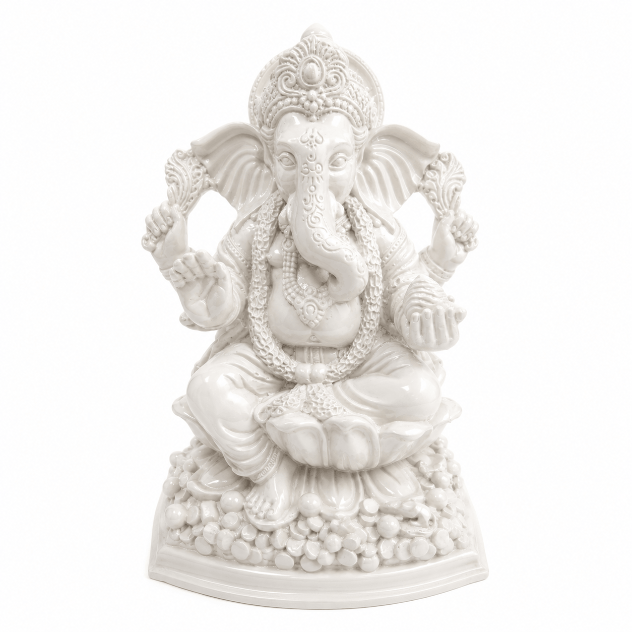 Wit Ganesha Beeld Padma van voren, zittend op een lotusbloem met rijk gedetailleerde versieringen.