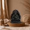 Donkerbruin Ganesha beeld Shakti op een houten plateau in een stijlvol natuurlijk interieur met linnen en aardetinten