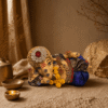 Liggend Ganesha Beeld Maharaja in multicolor als sfeervolle spirituele decoratie in een warm interieur.