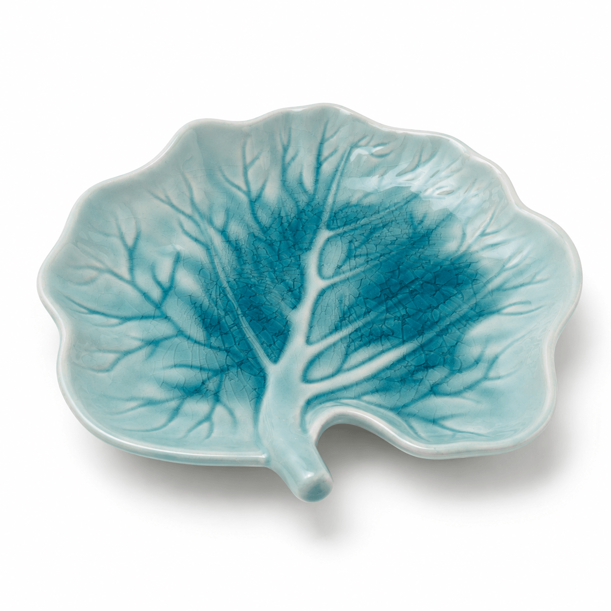 Turquoise serveerbord Lotus van 23,5 cm met bladnerven en organisch gevormde rand, bovenaanzicht.