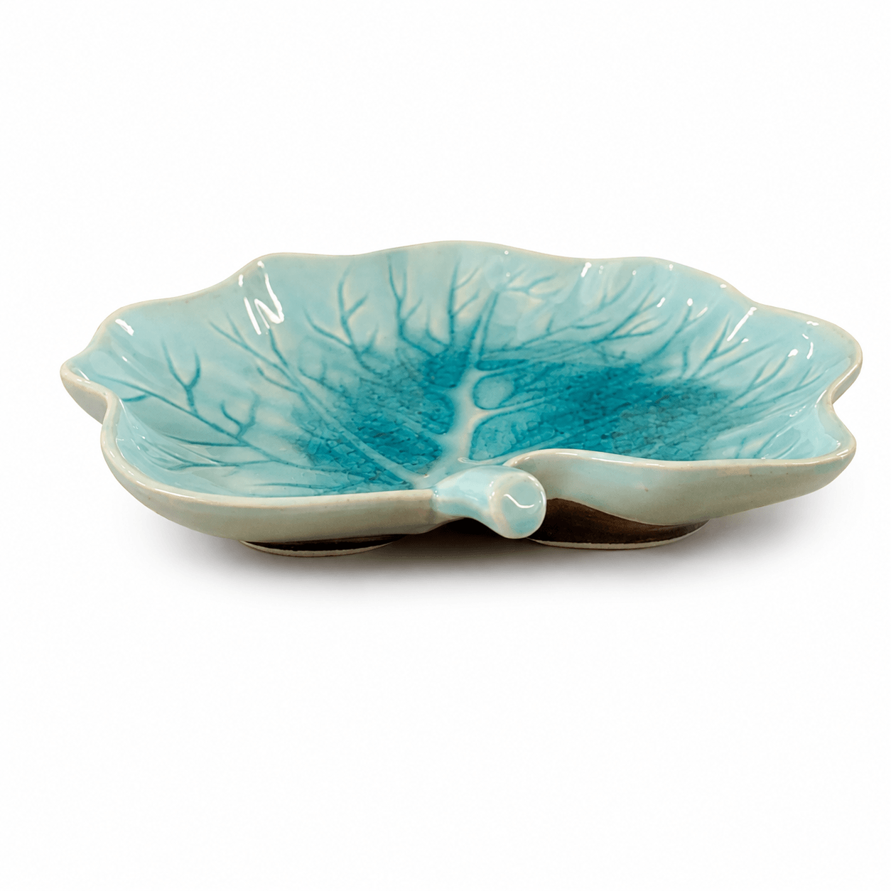 Turquoise serveerbord Lotus van 23,5 cm in bladvorm, zijaanzicht op witte achtergrond.