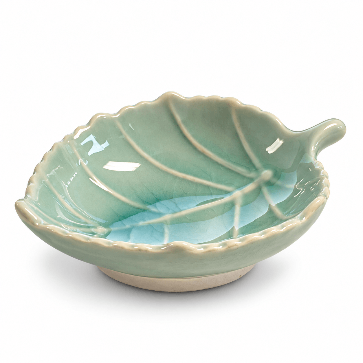 Blauw keramisch bladschaaltje van 10 cm met reliëf van bladnerven en een golvende rand.