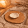 Wit met bruine spikkels bladschaaltje van 10 cm, sfeervol gepresenteerd op een houten schaal met beige textiel en warme verlichting.
