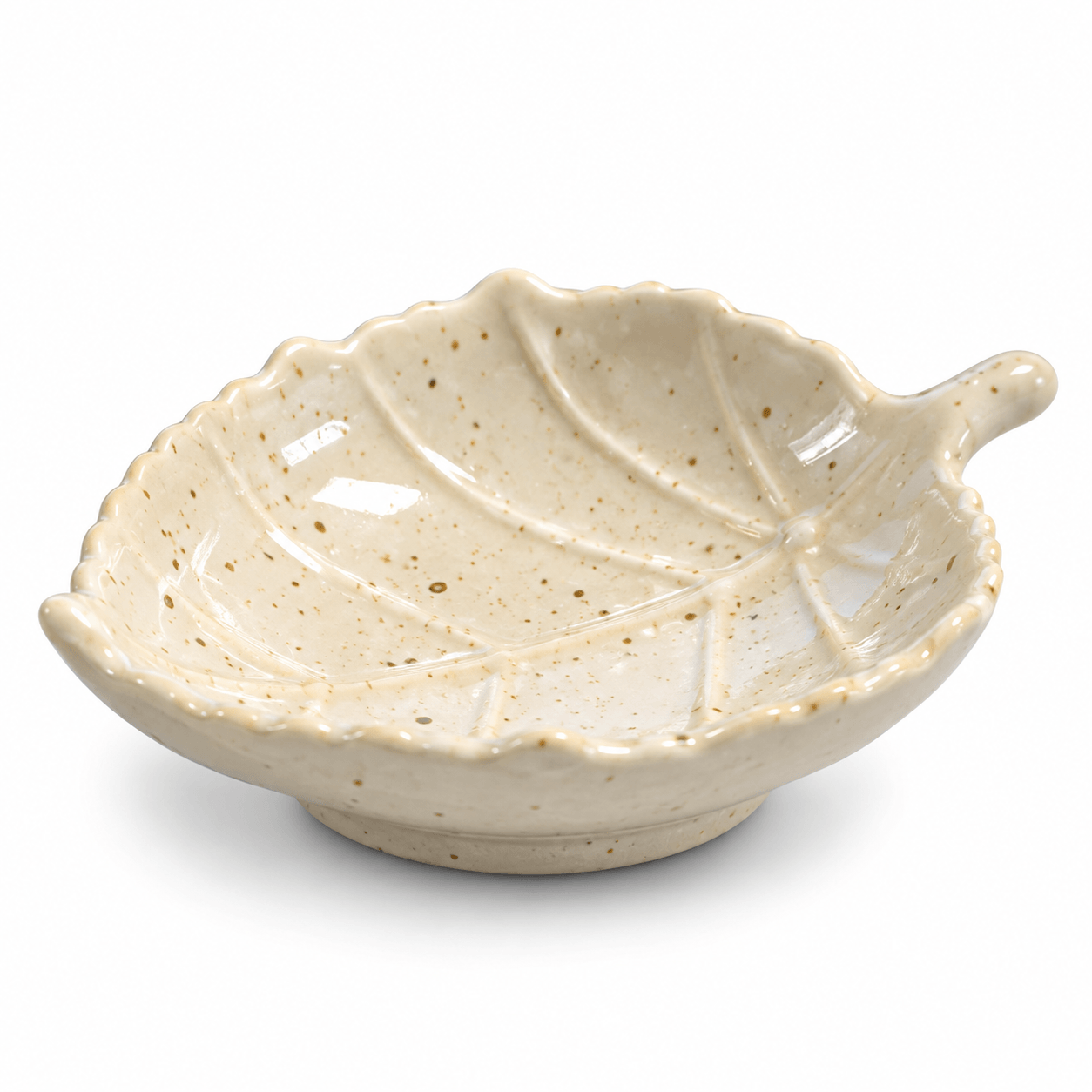 Wit gespikkeld keramisch bladschaaltje van 12,5 cm met reliëf van bladnerven en een golvende rand.