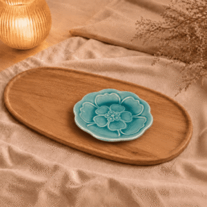 Blauw bloembordje van 13,5 cm, sfeervol gepresenteerd op een houten schaal met beige textiel en warme verlichting.