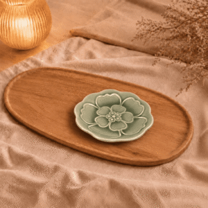 Groen bloembordje van 13,5 cm, sfeervol gepresenteerd op een houten schaal met beige textiel en warme verlichting.