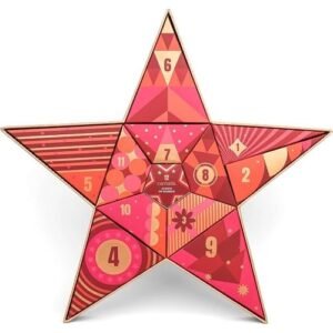 Stervormige Carnatia 12 Days of Sparkle adventskalender met twaalf genummerde vakjes, geometrische patronen in roze, rood en koraal en een goudkleurige rand.