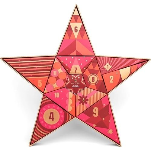 Stervormige Carnatia 12 Days of Sparkle adventskalender met twaalf genummerde vakjes, geometrische patronen in roze, rood en koraal en een goudkleurige rand.