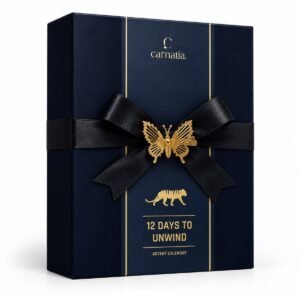 Carnatia 12 Days to Unwind adventskalender in een luxe donkerblauwe geschenkverpakking met goudkleurige details, een donkerblauwe strik en een gouden vlinder.