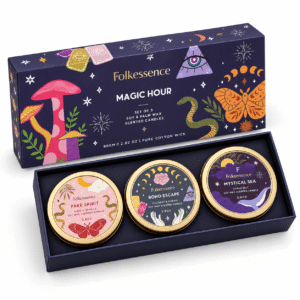Geopende Folkessence Magic Hour geschenkdoos met drie geurkaarsen in ronde metalen blikjes met gouden randen en kleurrijke etiketten.