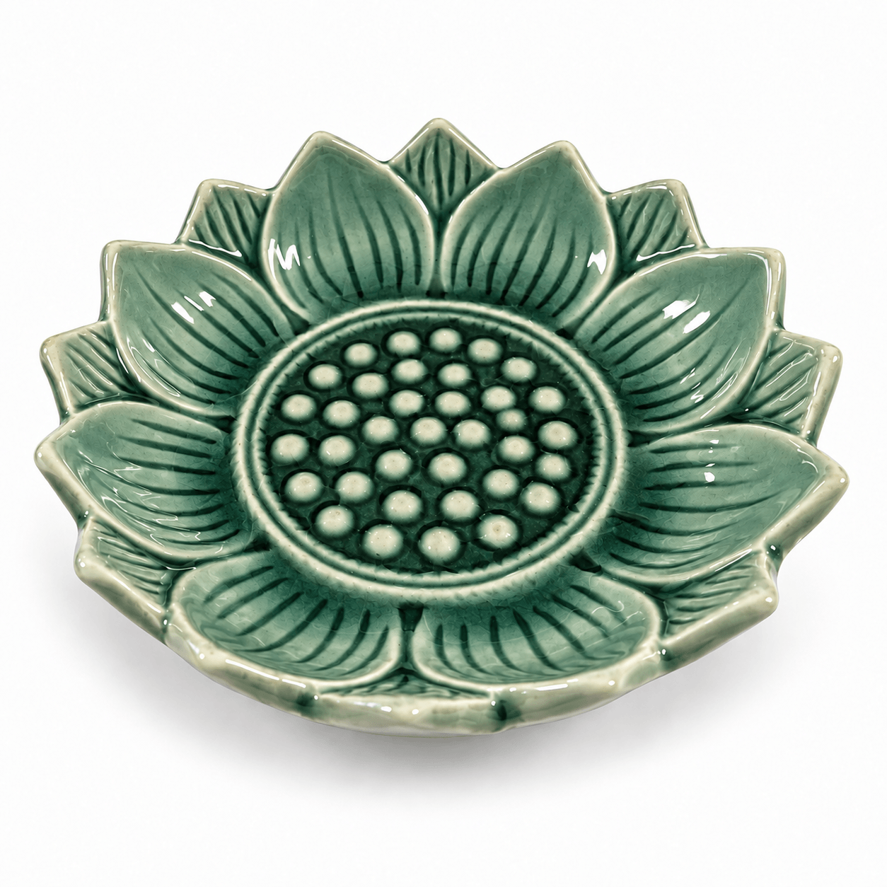 Donkergroen keramieken lotusschaaltje van 10 cm met glanzende afwerking, bloemvormige bladeren en een reliëfpatroon in het midden.