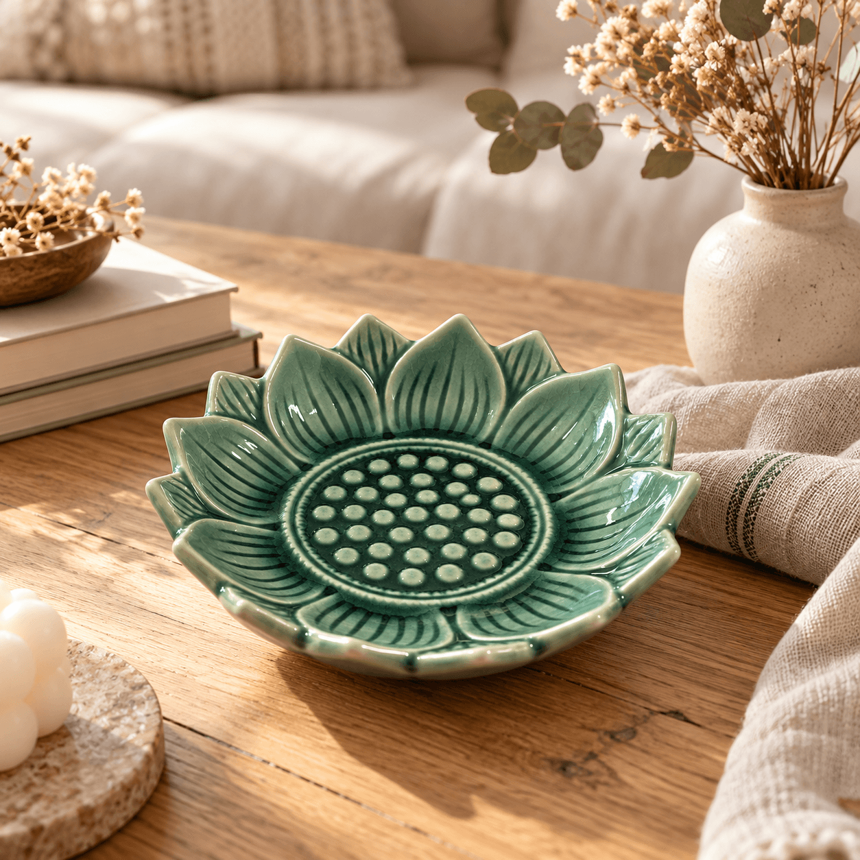 Donkergroen keramieken lotusschaaltje van 10 cm op een houten salontafel in een sfeervol interieur met natuurlijke accessoires.
