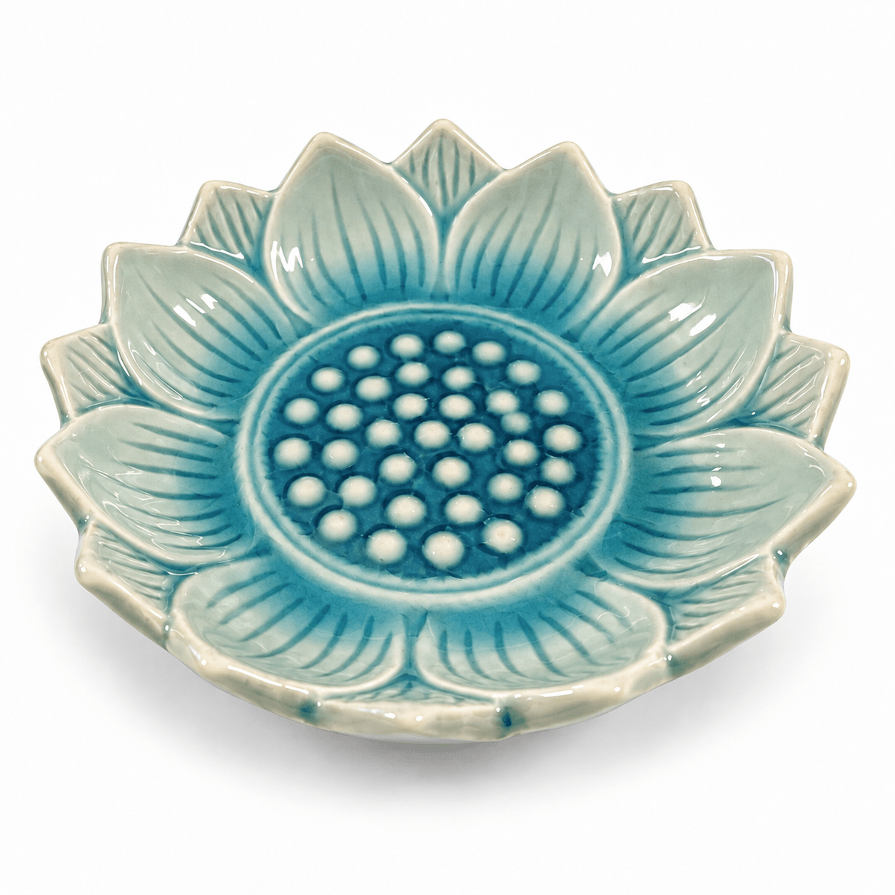 Turquoise keramieken lotusschaaltje van 10 cm op een witte achtergrond, met glanzende bloembladeren, donkerblauwe nerven en een rond hart met reliëf.
