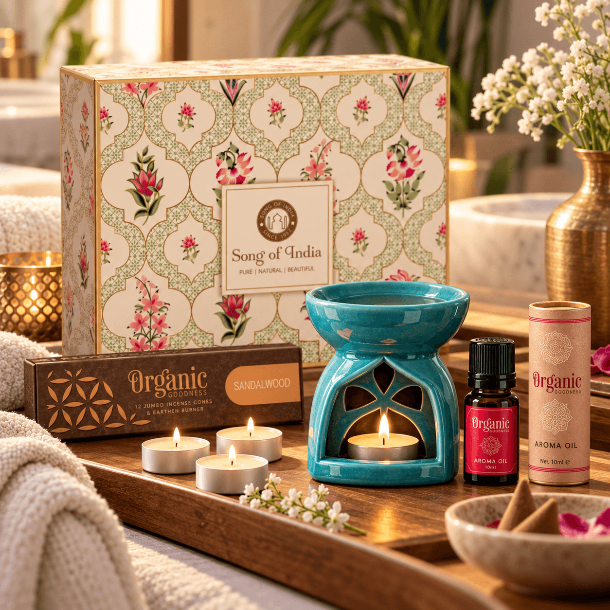 Song of India aromatherapie cadeauset Sandelhout met turquoise geurbrander, aromaolie, wierookkegels en waxinelichtjes, sfeervol gepresenteerd op een houten dienblad.